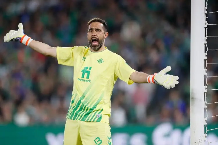 Claudio Bravo va a seguir en el Betis