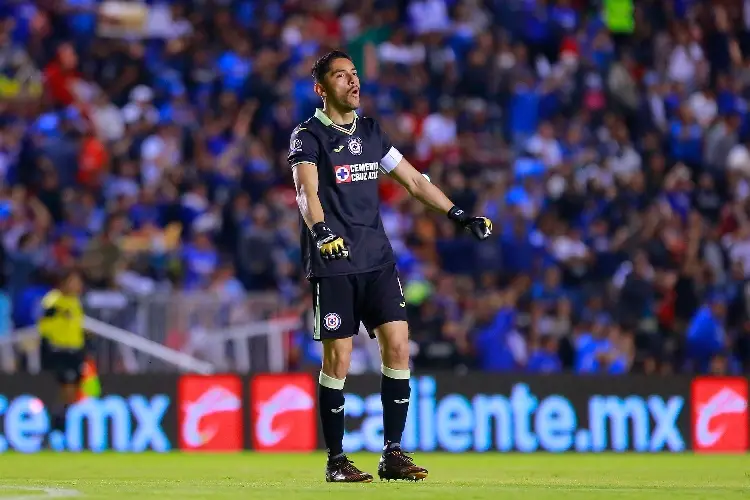 Corona se quedaría en Cruz Azul bajo condiciones