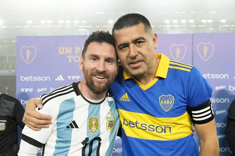 Riquelme tiene emotiva despedida a lado de Messi