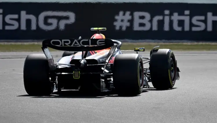 Checo sufre en el último libre en GP de Gran Bretaña