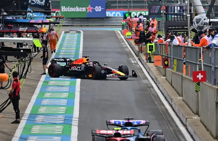 Verstappen sale primero en Silverstone, Checo hasta atrás