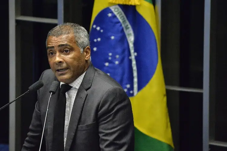 Locura por Romario, quien fue a Bolivia a ver jugar a su hijo