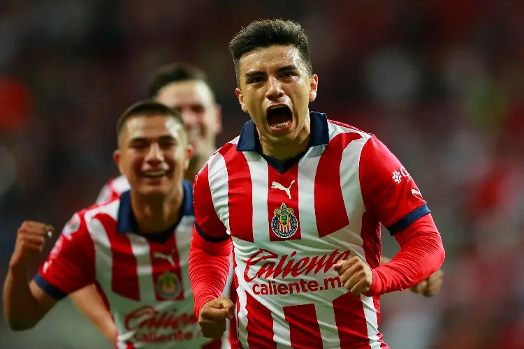 Chivas le pega a Necaxa y sigue líder de la Liga MX