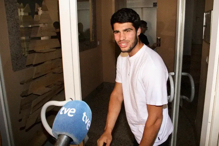 Carlos Alcaraz vuelve a casa tras hacer historia en Wimbledon