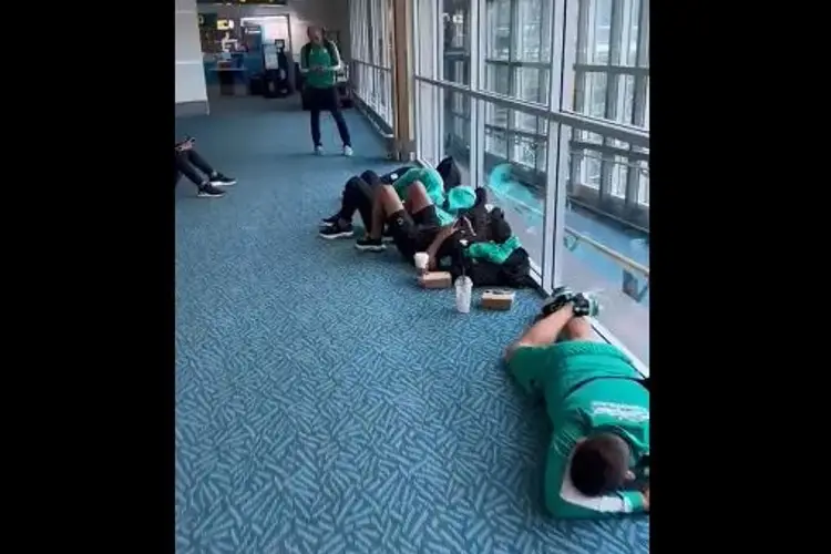 Jugadores de León duermen en el piso del aeropuerto (VIDEO)