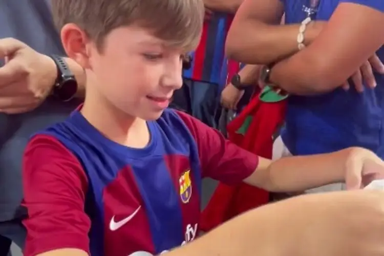 Raphinha de Barcelona regala su playera a ¡Niño de Veracruz! (FOTOS)