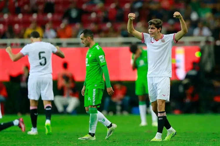 Sevilla vence a Betis en el estadio de las Chivas