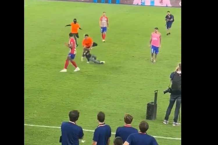 Niño tacleado por seguridad en el Estadio de los Rayados (VIDEO)