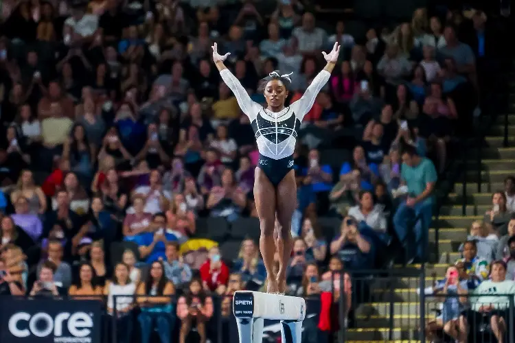 Simone Biles brilla en su regreso a competencia tras dos años ausente