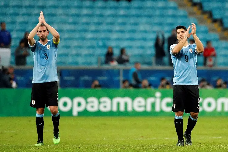 Diego Godín ve a Luis Suárez aún con nivel para la selección