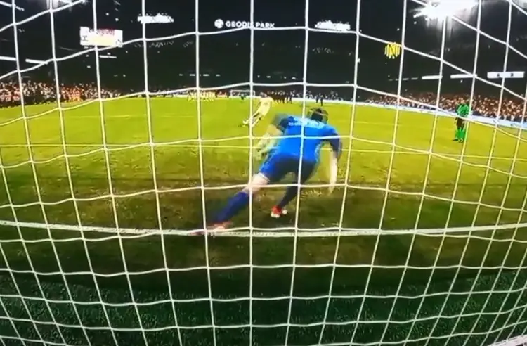 ¿Debió repetirse el penal que falla Miguel Layún? ¿Debió repetirse el penal que falla Miguel Layún?