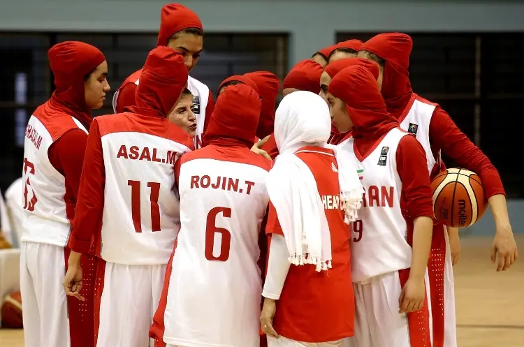 Acusan de traición a las jugadoras de la selección iraní por no cantar el himno