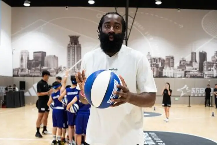 NBA multa a Harden por llamarle mentiroso al presidente de Sixers