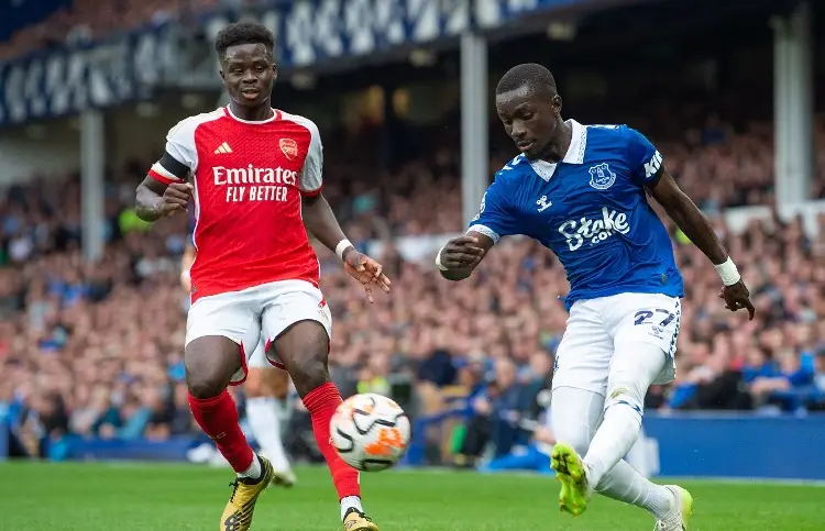 Arsenal alarga su invicto tras pegarle al Everton 