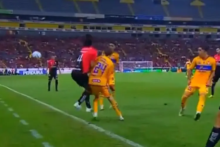 Causó una bronca y fue amonestado, así debutó Marcelo Flores con Tigres (VIDEO)