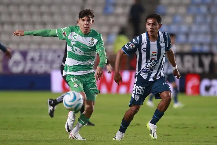 Pachuca vence a Santos en un duelo lleno de locura 