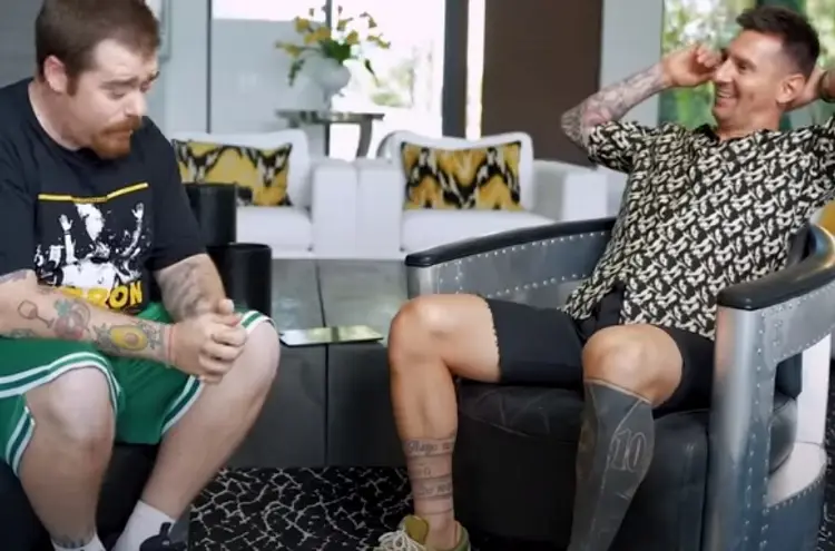 Le piden un beso en la boca a Messi en plena entrevista (VIDEO)