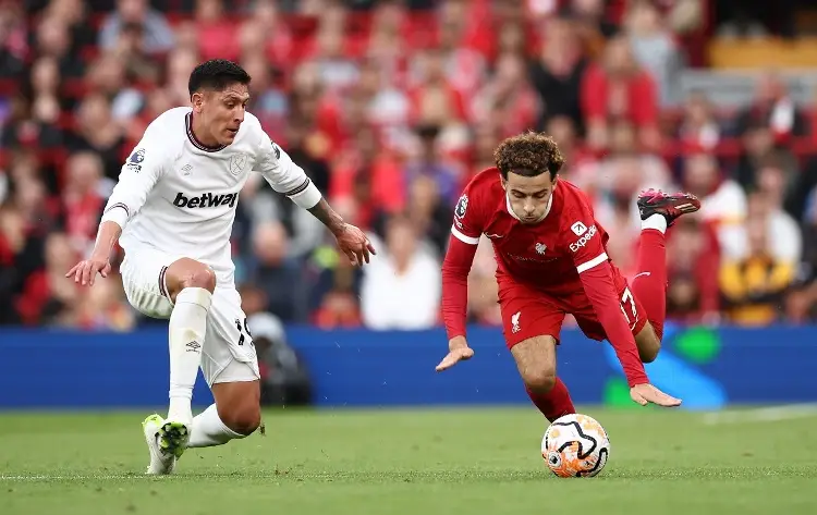 Edson Álvarez y West Ham tropiezan ante Liverpool 