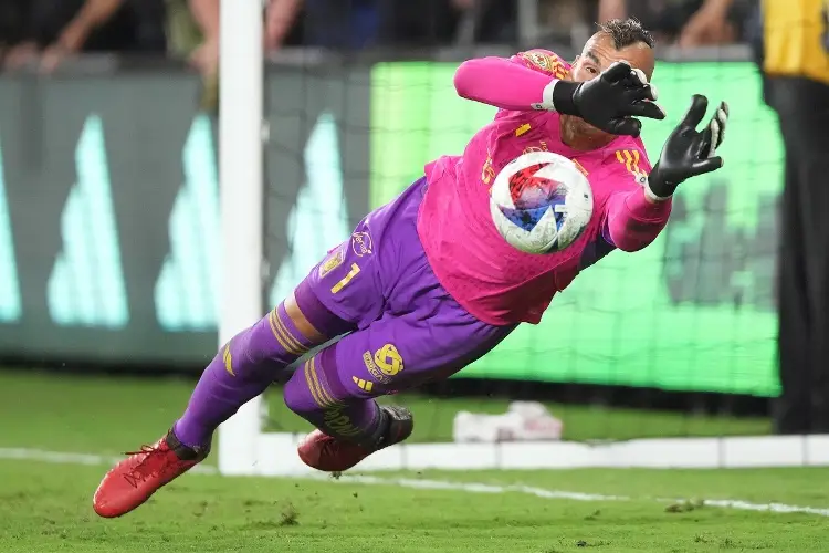 Nahuel Guzmán se viste de héroe y le da la Campeones Cup a Tigres (VIDEO)