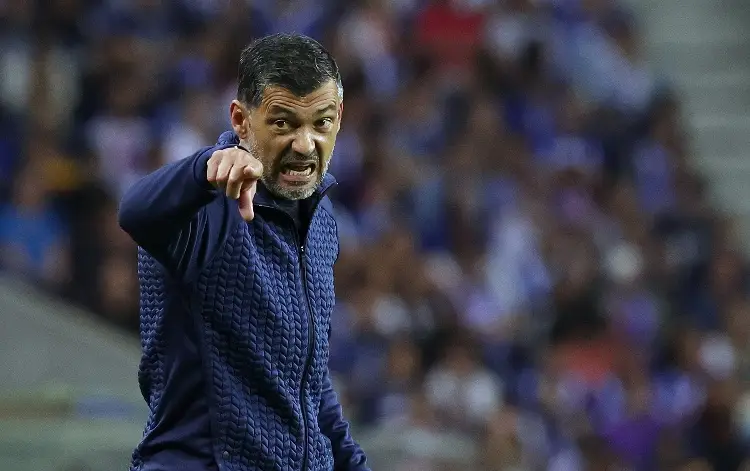 DT del Porto sale molesto tras derrota ante Barcelona