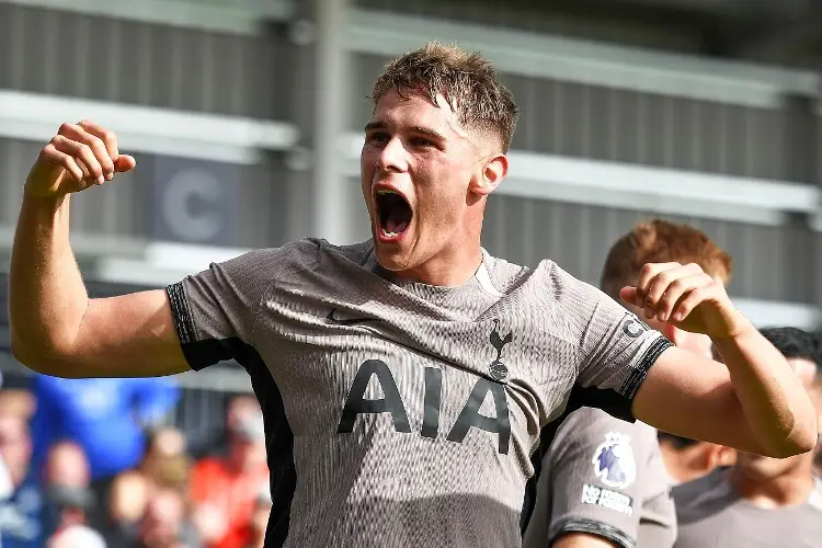 Tottenham gana y es el nuevo líder de la Premier League