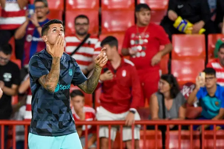 Joao Cancelo trata mal a los fans que le piden foto (VIDEO)