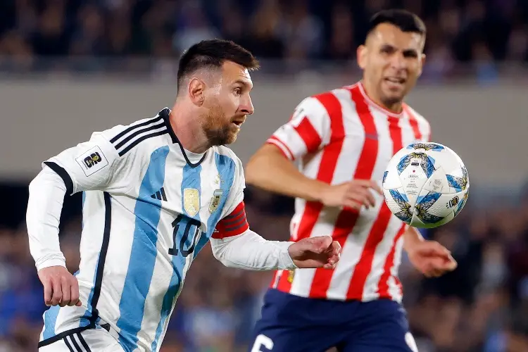 Jugador de Paraguay le escupe a Messi en pleno juego (VIDEO)