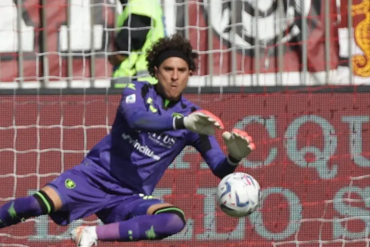 Salernitana manda a Memo Ochoa a la banca; el DT explica las razones