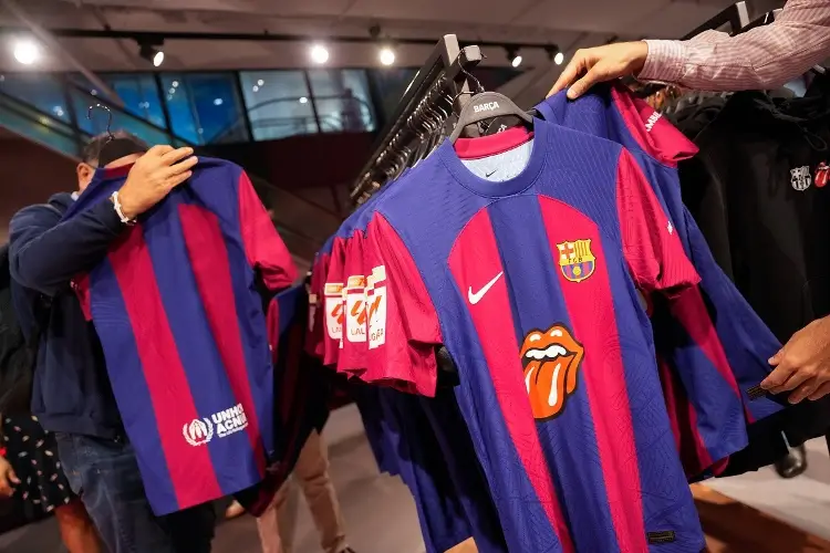 ¿Cuánto cuesta la playera del Barcelona de los  Rolling Stones? ¡Una locura!