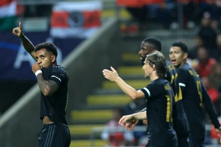 Rodrygo guía al Madrid a los octavos de la Champions