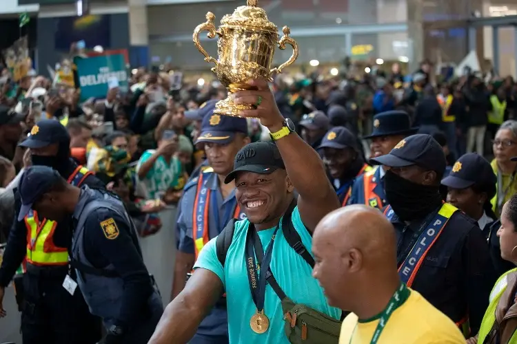 Miles de sudafricanos reciben a su selección tras ganar el Mundial de Rugby