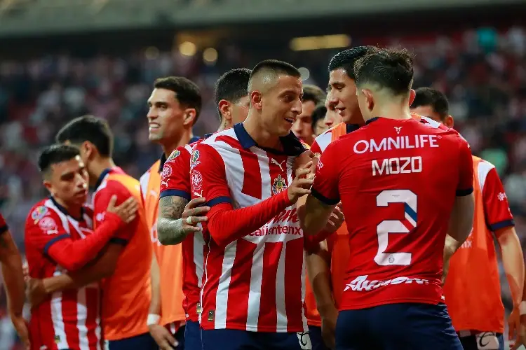 Chivas se recupera con triunfo ante Querétaro