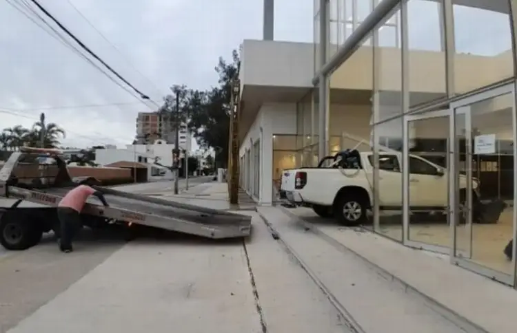 Camioneta choca y se mete al IVD