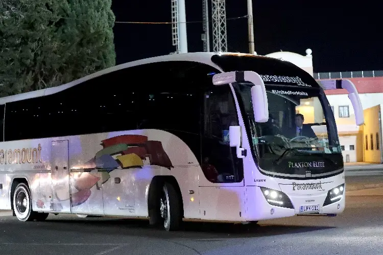 Chofer de autobús se equivoca de ciudad y suspenden juego del Arsenal