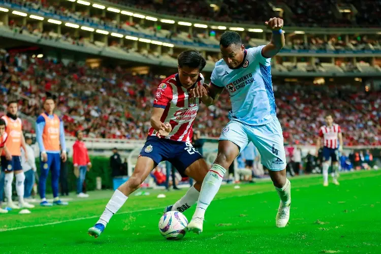 Chivas gana y deja moribundo a Cruz Azul