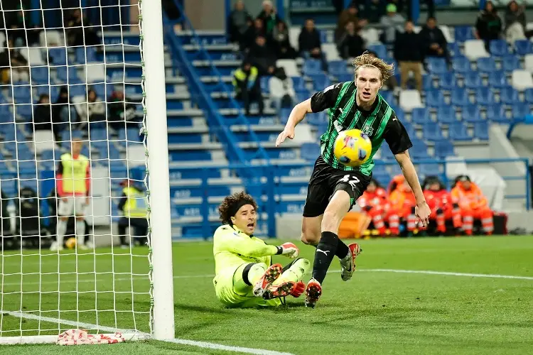 Ochoa vuelve a tapar casi todo, pero su equipo no gana