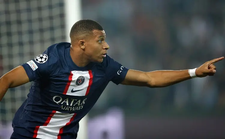 Mbappé se luce con triplete y PSG es líder en Francia