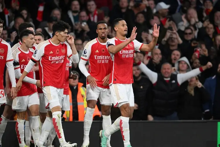 Arsenal gana y no le pierde la pista al Manchester City 