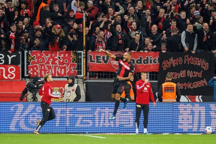 Leverkusen toma el liderato de la Bundesliga