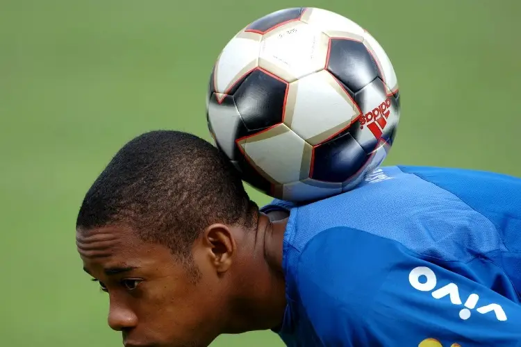 Piden que Robinho cumpla en Brasil la condena por violación