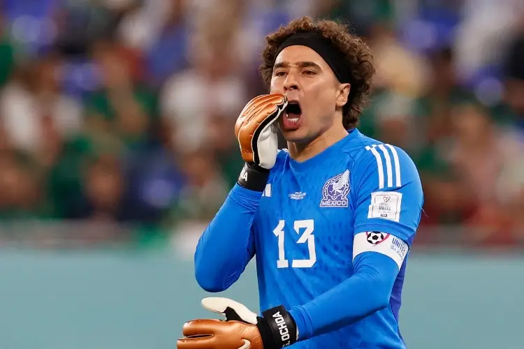 Le pegan a Ochoa y abandona a México en juego vs Honduras (VIDEO)