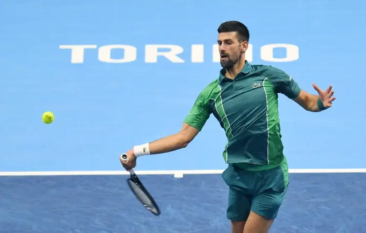 Djokovic supera a Alcaraz y podrá defender su corona