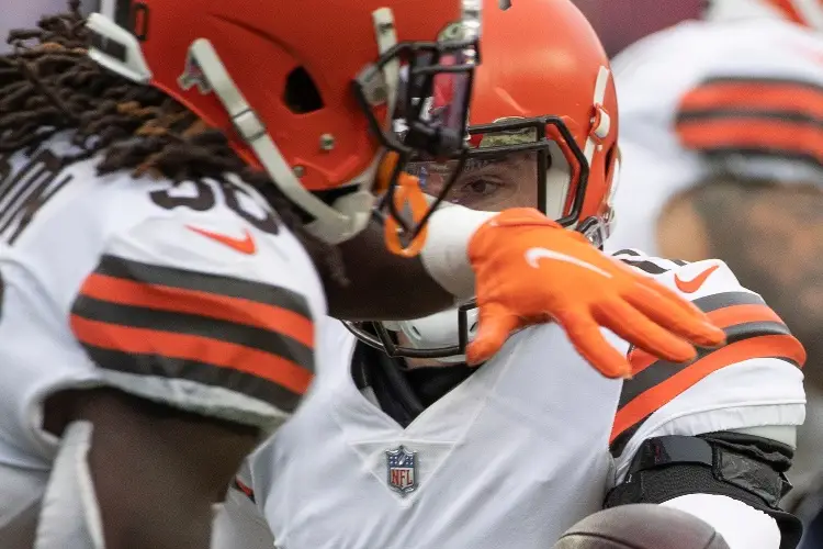 Los Browns superan a Steelers en intenso duelo de defensivas