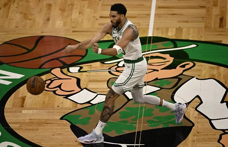 Tatum se luce, aunque no evita derrota de los Celtics