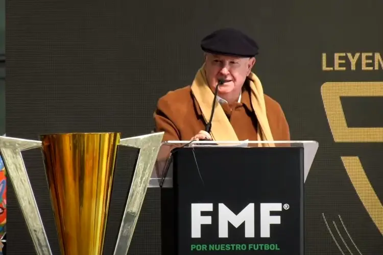 Manuel Lapuente recibe homenaje en la FMF