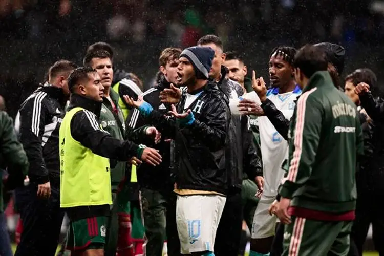 Hugo Sánchez pide demandar a futbolista hondureño por dura entrada