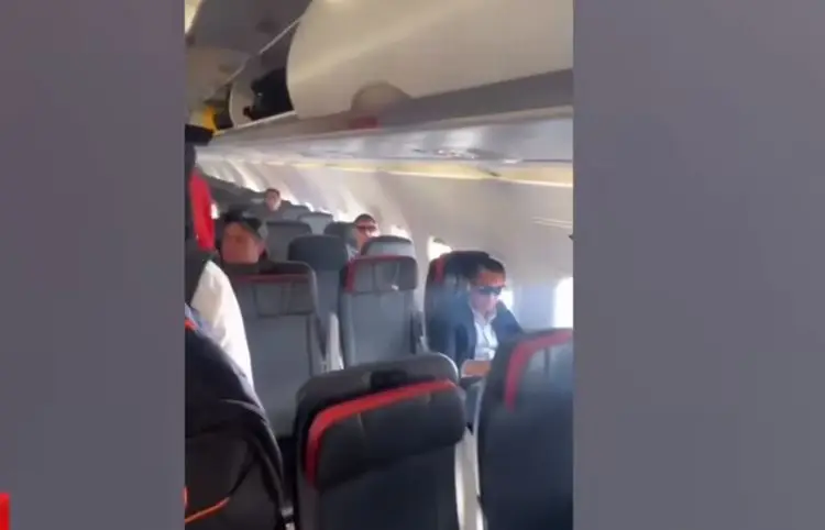 ¡Incómodo momento! Hondureños comparten avión con el árbitro del partido (VIDEO)