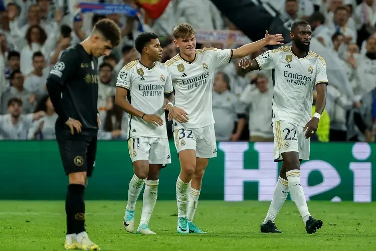 Real Madrid supera al Napoli y asegura liderato