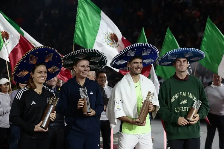 Alcaraz gana juego de exhibición en México