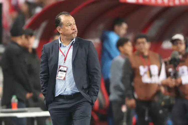 Perú está negociando la destitución de Juan Reynoso